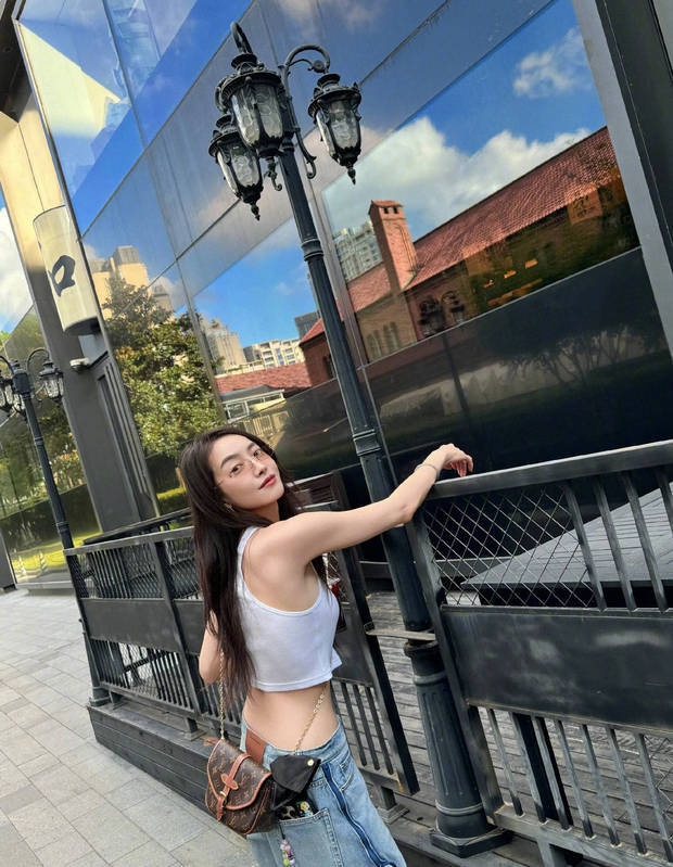 宋茜在街頭拍美照，狀態(tài)在線。