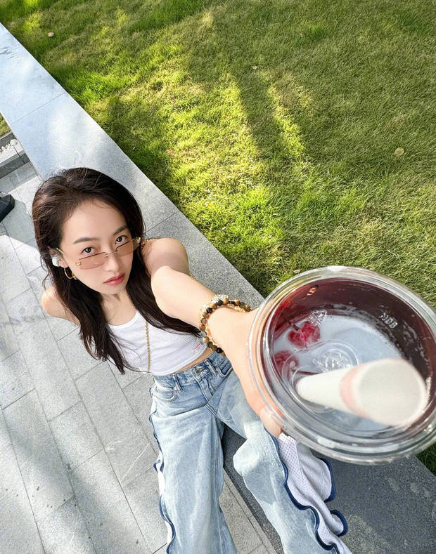 宋茜打扮時髦，靚麗吸睛。