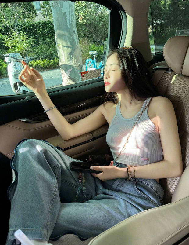 宋茜坐在車內(nèi)休息，側顏精致，十分養(yǎng)眼。