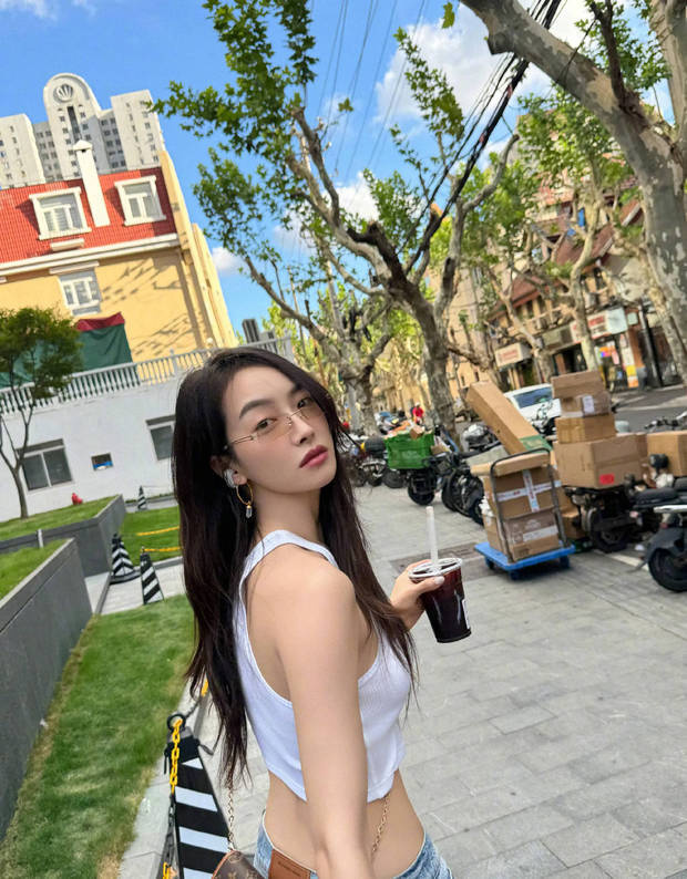 宋茜手捧咖啡散步，十分愜意。