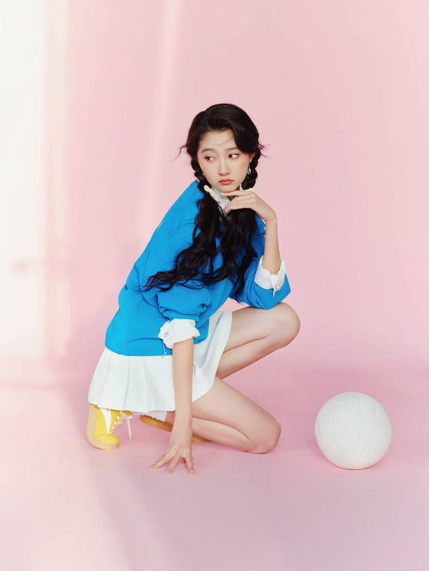 關(guān)曉彤秒變運(yùn)動(dòng)風(fēng)美少女，狀態(tài)在線。
