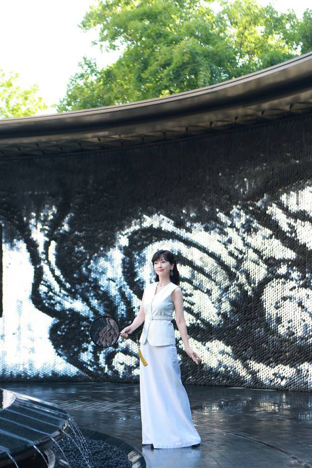 趙雅芝穿無袖上衣搭配白裙，造型十分靚麗。