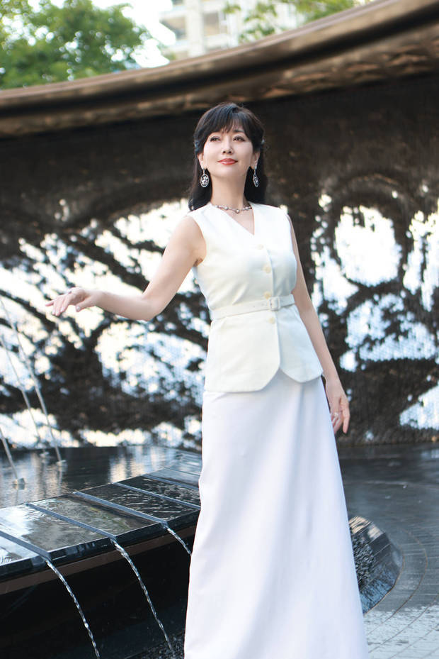 搜狐娛樂訊 近日，趙雅芝工作室更新一組美照，并配文稱：“聽鳥鳴，賞溪流，聞風聲?！闭掌校?1歲趙雅芝一身白裙造型簡潔大氣，十分優(yōu)雅迷人。