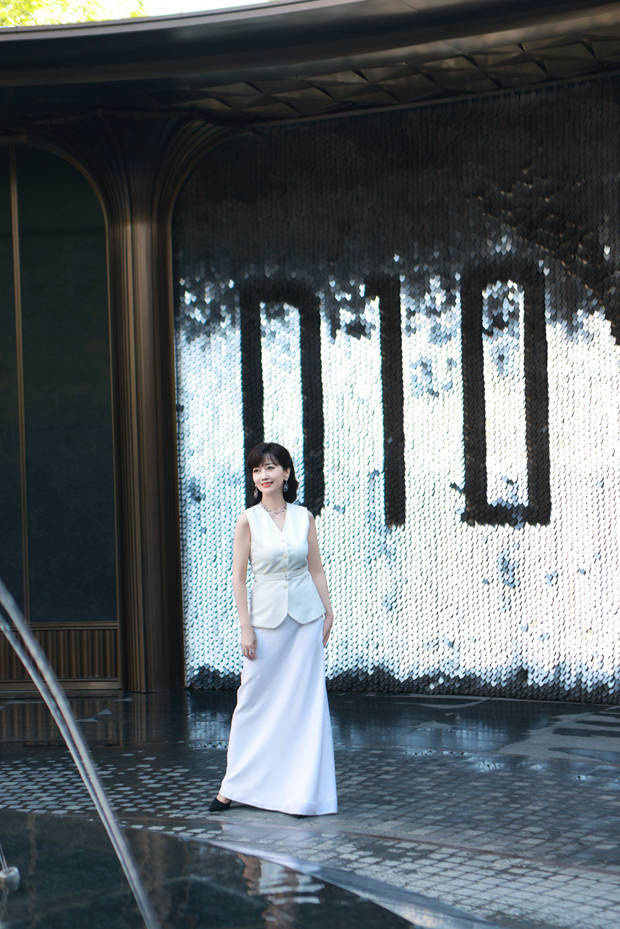 趙雅芝綻放溫柔笑容，氣質優(yōu)雅迷人。