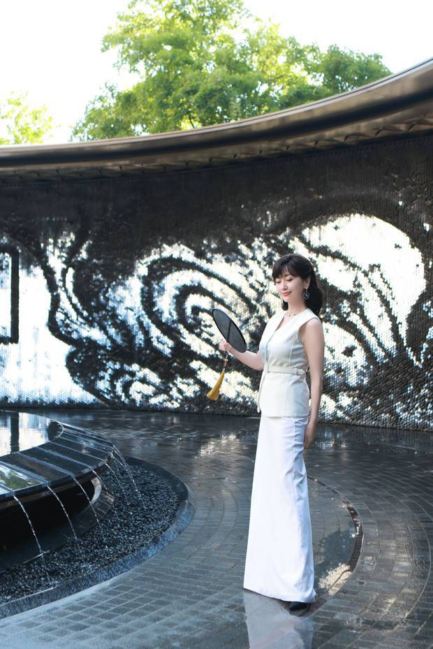 趙雅芝手持搖扇，充滿東方美感。