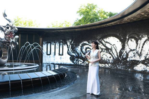 趙雅芝側顏精致，狀態(tài)超好。