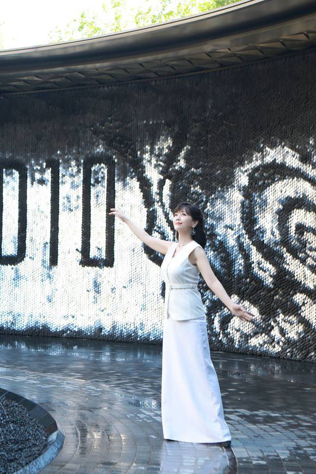 趙雅芝揮動雙臂，仿佛在翩翩起舞，心情愉悅。