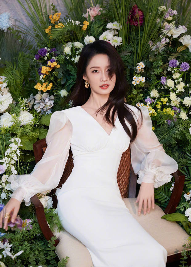 李沁坐在椅子上，優(yōu)雅端莊。