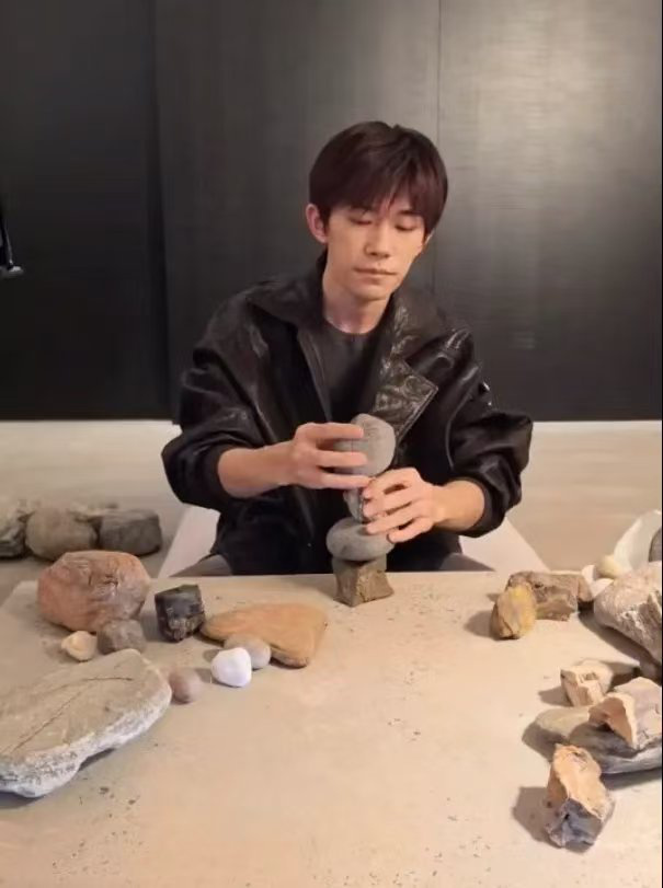 易烊千璽直播壘石頭 17分鐘觀看量破千萬