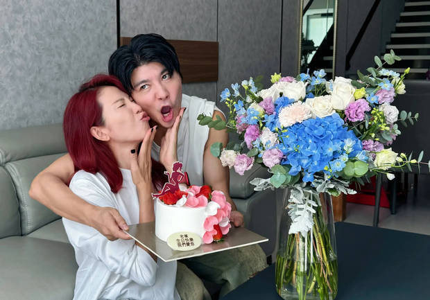 蔡少芬親吻老公張晉，畫面超有愛。