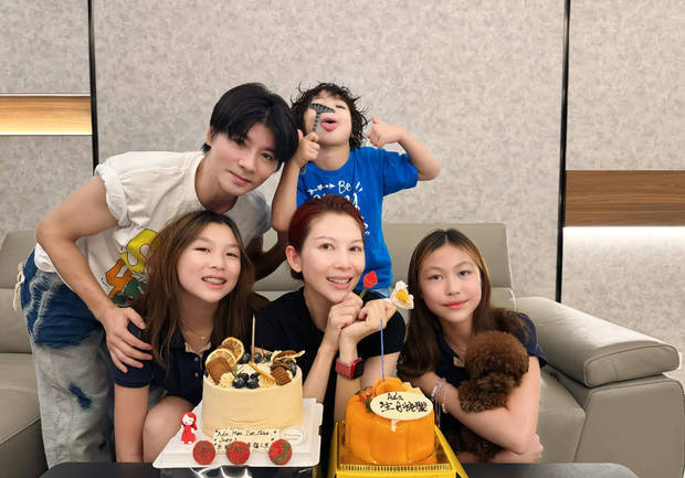 搜狐娛樂訊 17日，張晉在社交平臺上曬出全家福為妻子蔡少芬慶祝52歲生日，并配文稱：“今天是個大日子，讓老婆今天過得開心，以后就有好日子，老婆生日快樂！”