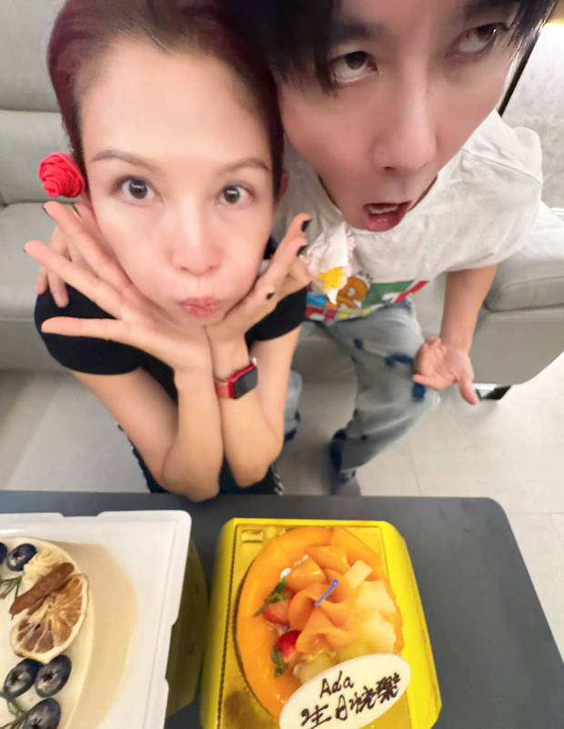 夫妻倆扮鬼臉拍照，互動有趣又可愛。