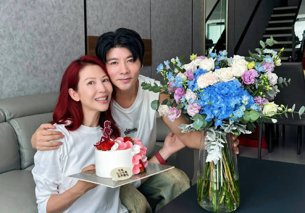 張晉為老婆蔡少芬慶祝生日，二人笑容滿面，感情甜蜜！