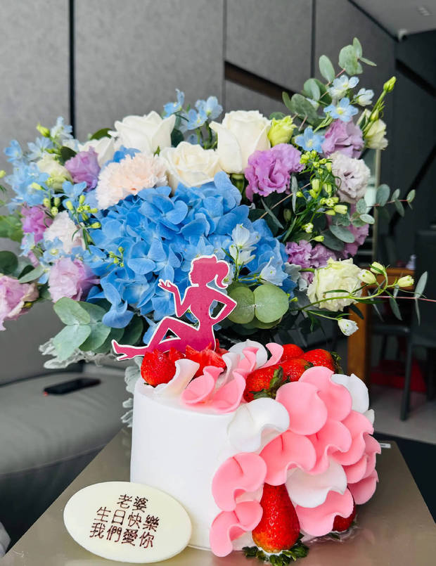 張晉曬出為老婆慶生的蛋糕，上面寫著“老婆，生日快樂，我們愛你”。