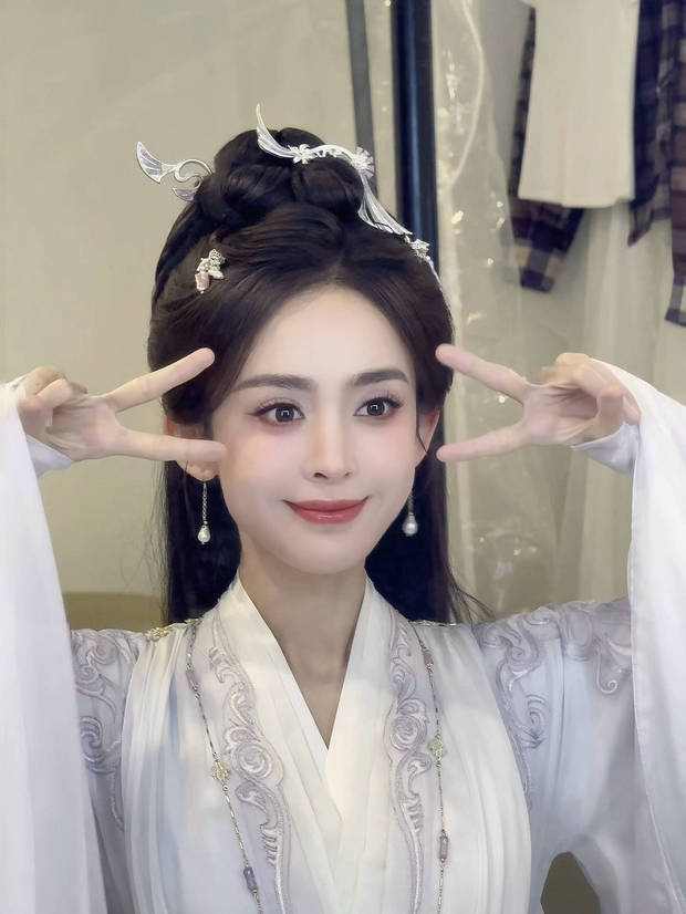 搜狐娛樂訊 近日，古力娜扎拍攝的一組古裝造型美照釋出，她開心比剪刀手，面露甜美笑容，秒變可愛古風少女！