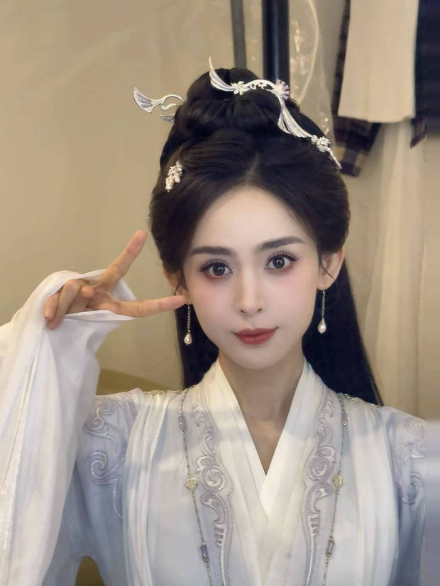 娜扎開心比剪刀手，五官精致又漂亮。