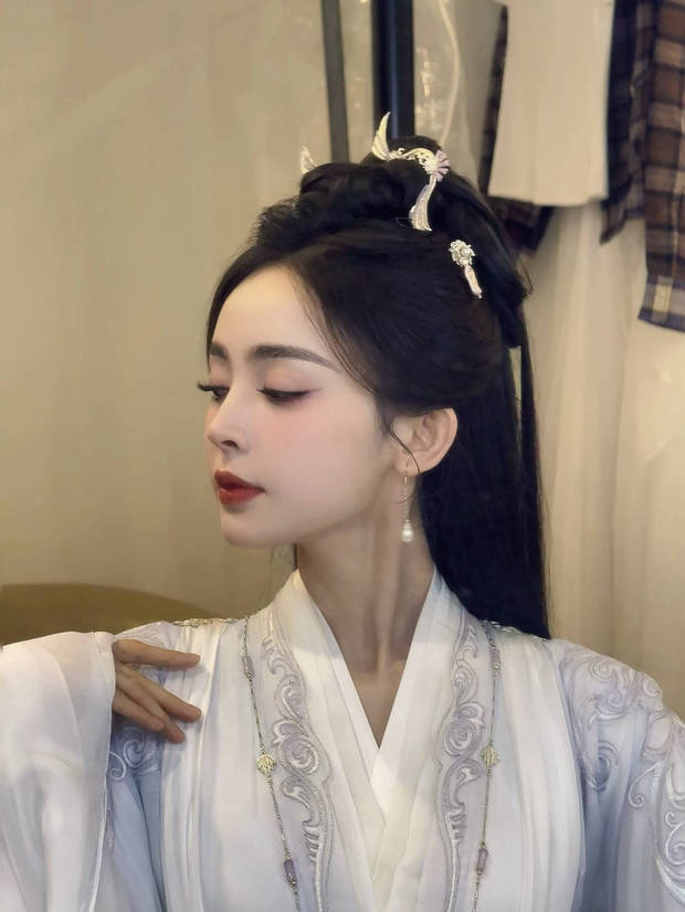 娜扎側(cè)顏精致，睫毛又長又翹。