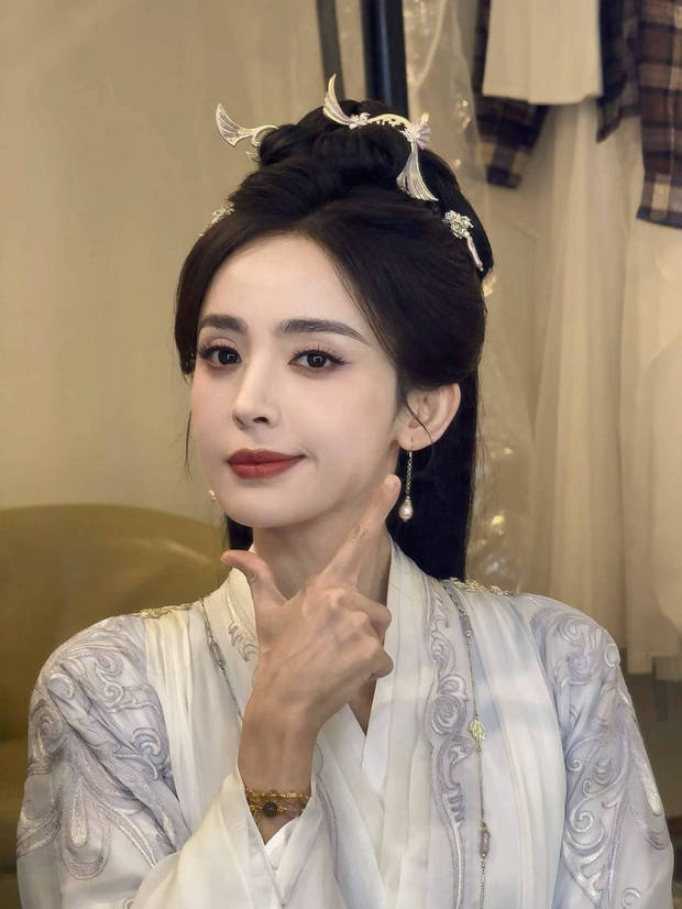娜扎俏皮又靈動，魅力十足。