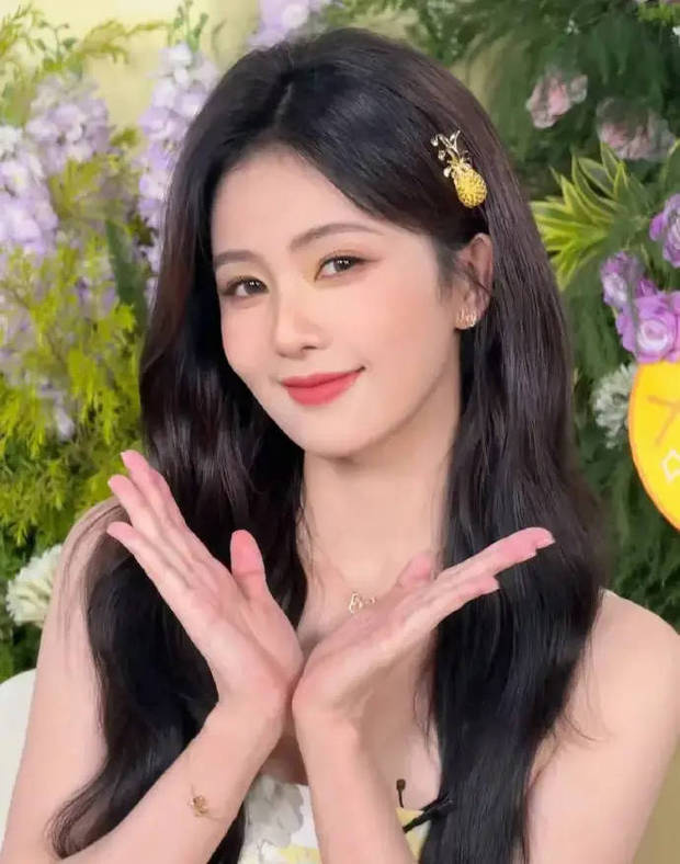 白鹿甜笑雙手托腮。
