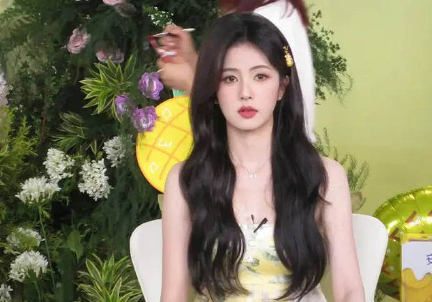 白鹿看鏡頭，呆萌可愛。