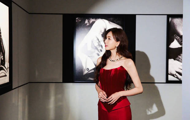 林志玲悠閑漫步，欣賞展覽十分愜意。
