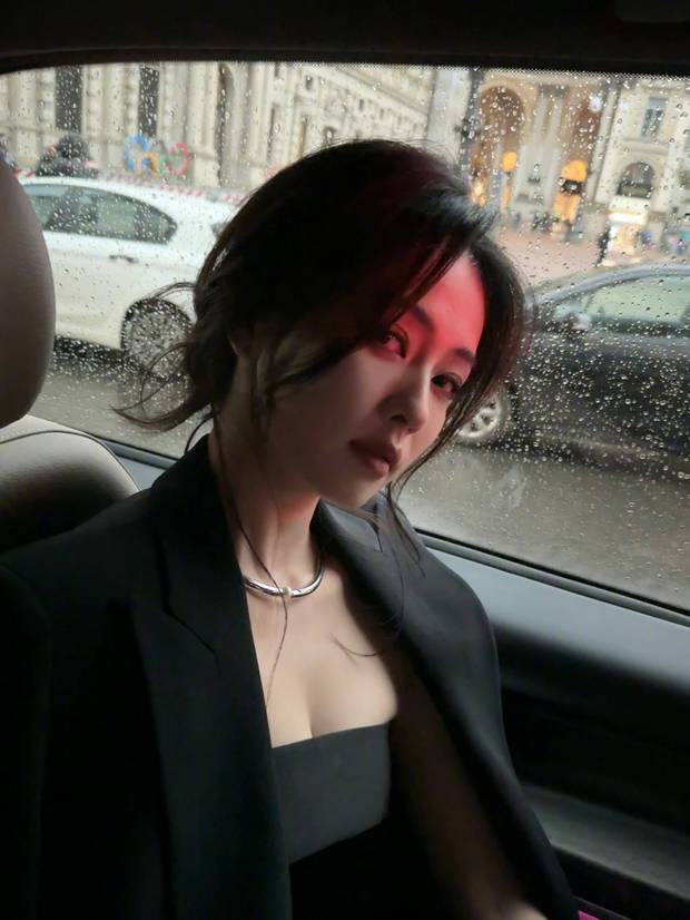 白鹿眼神慵懶迷人。