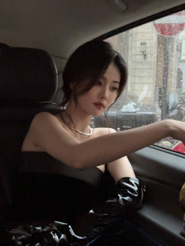 白鹿在車內(nèi)自拍，氛圍感十足。