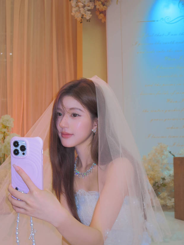 搜狐娛樂(lè)訊 9月29日，趙露思一組婚紗照釋出，一頭長(zhǎng)發(fā)看向鏡頭的她眼神明亮、溫婉動(dòng)人。