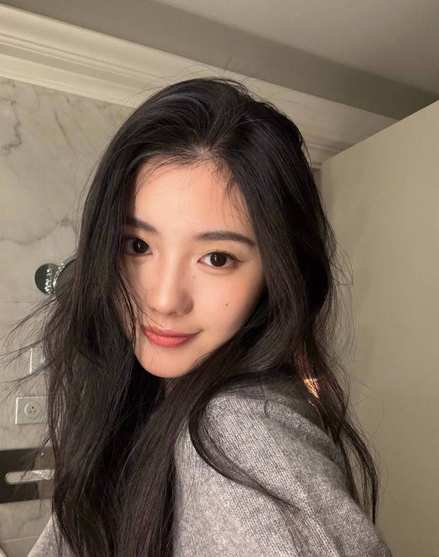 搜狐娱乐讯 近日,刘浩存在社交平台分享一组生活照。图中,她穿灰色毛衣,长发微乱,五官精致甜美。