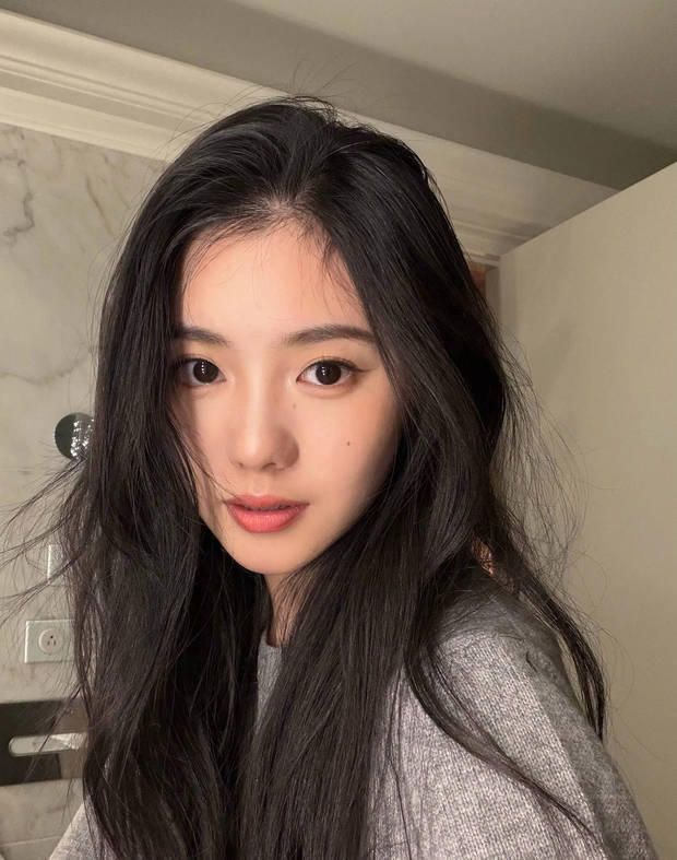 刘浩存妆容淡雅,眼神温柔。