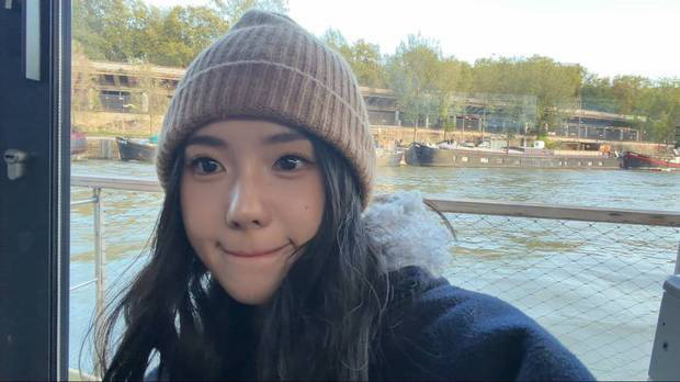 刘浩存戴针织帽,灵动俏皮。