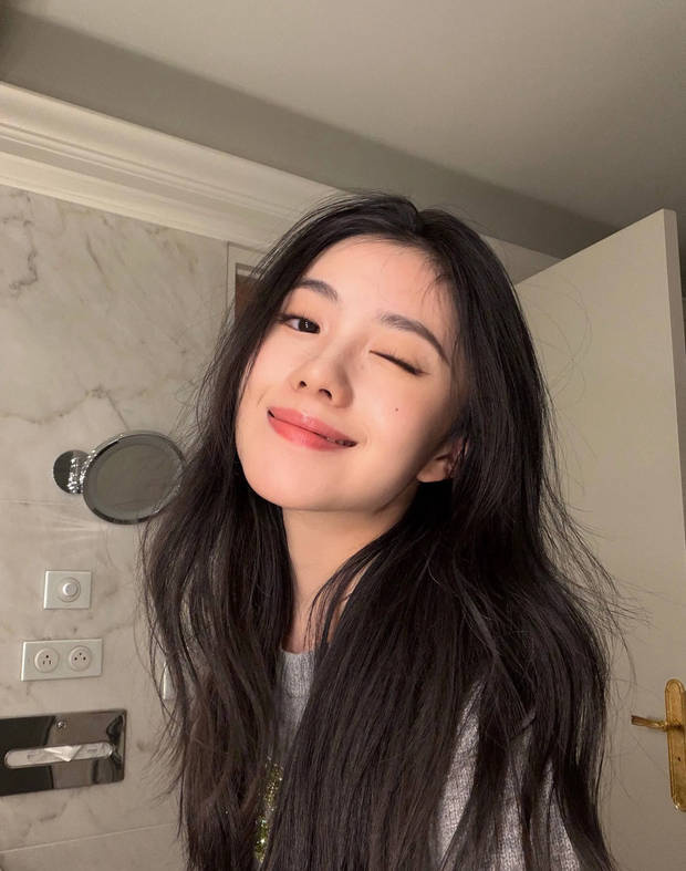 刘浩存对镜头wink,俏皮可爱。