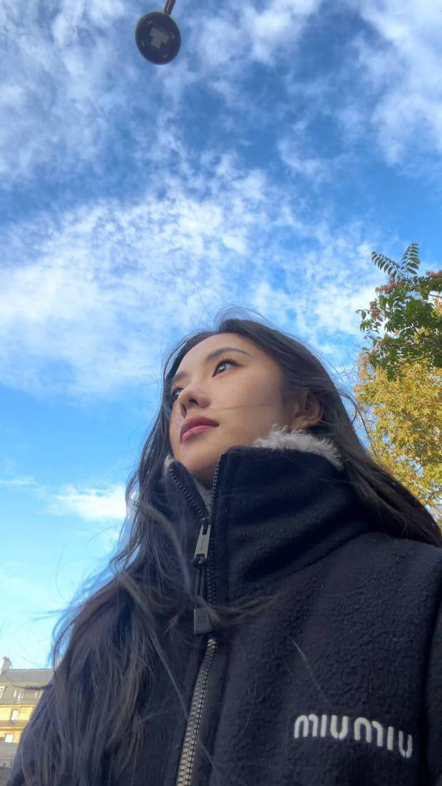 刘浩存在户外漫步,自由随性。