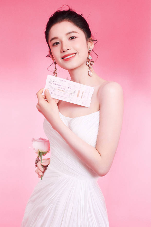 張婧儀五官精致。