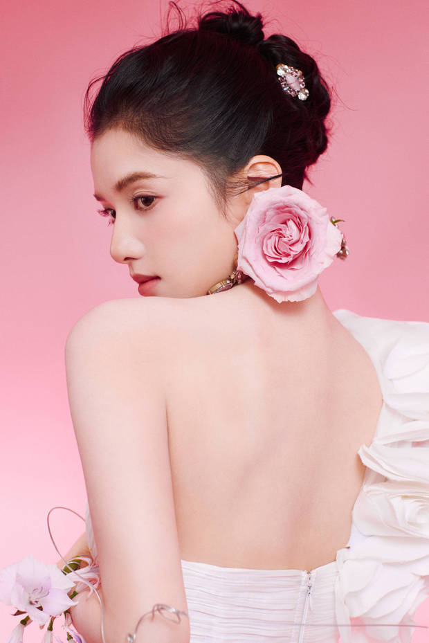 搜狐娛樂訊 近日，張婧儀一組穿白色長的美圖曝光。