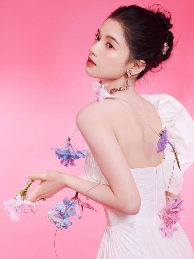 張婧儀身穿白色單肩禮服。