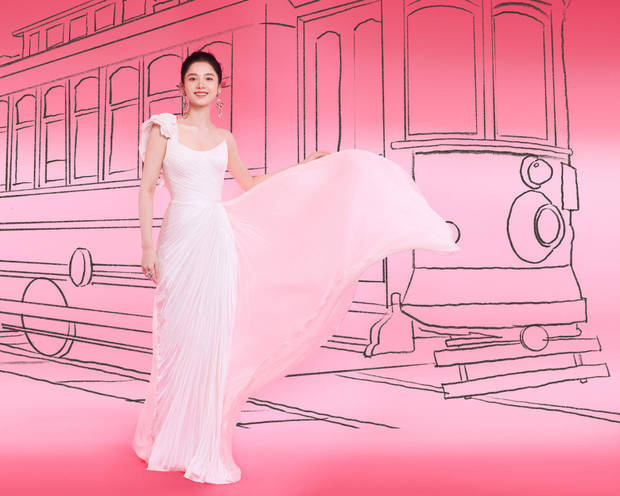 張婧儀笑容甜美。