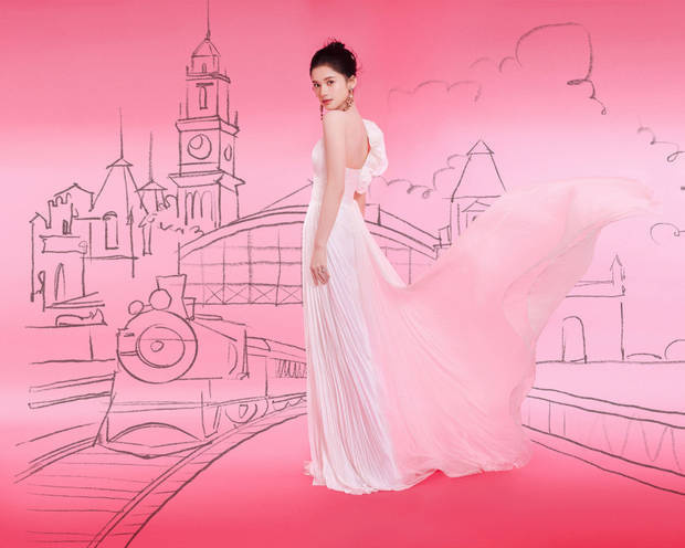 張婧儀大秀美背。