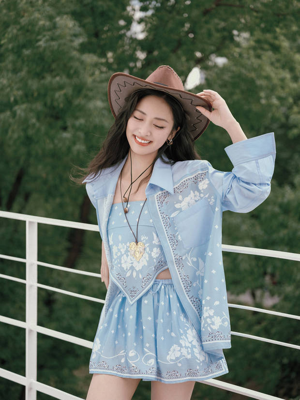 沈月笑容甜美。