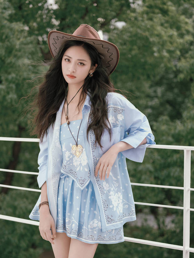 沈月盡顯嬌憨靈動。