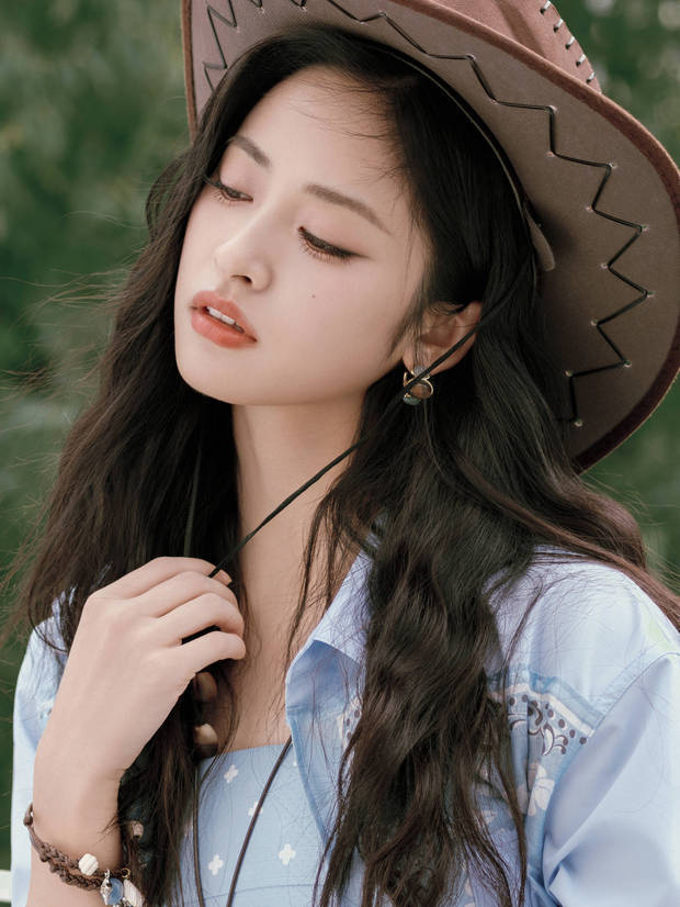 沈月置身風(fēng)中，表情沉醉。