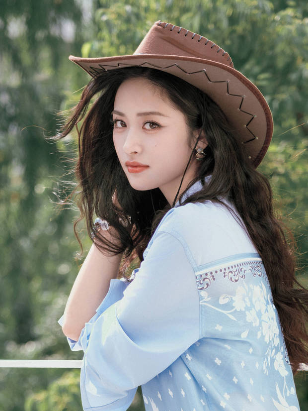 搜狐娛樂訊 10月12日，沈月穿牛仔套裝現(xiàn)身時裝周，照片里的她自由肆意，散發(fā)濃濃生命力。