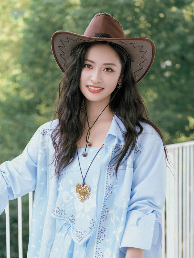 沈月注視鏡頭，淺藍色牛仔造型格外吸睛。