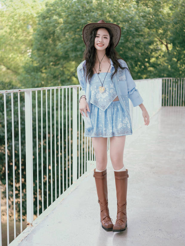 沈月化身瀟灑牛仔女郎。
