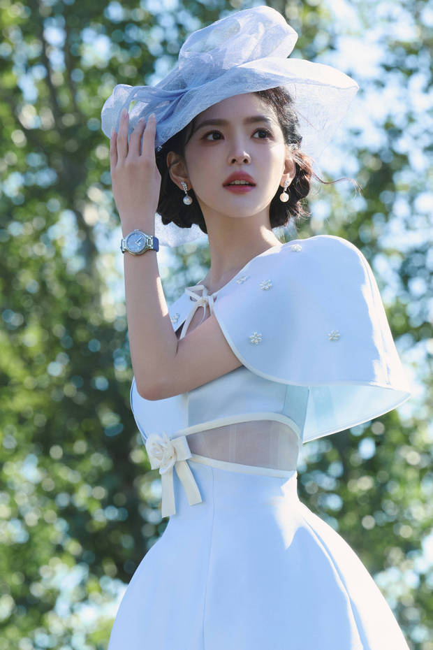 搜狐娛樂訊 近日，章若楠一組美照釋出，身穿白色長裙的她化身民國千金氣質(zhì)突出，莞爾一笑甜美俏皮。