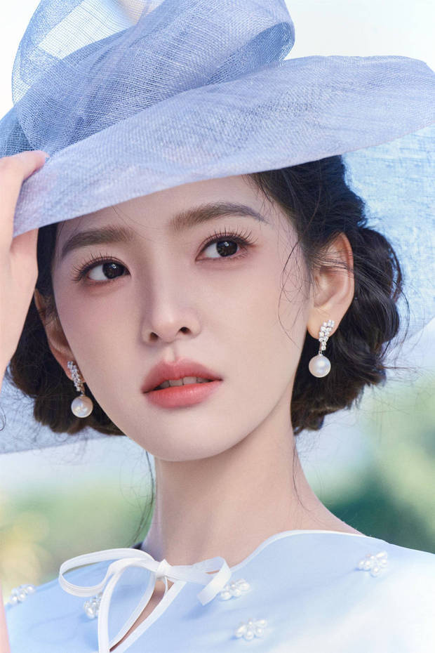 章若楠五官精致。