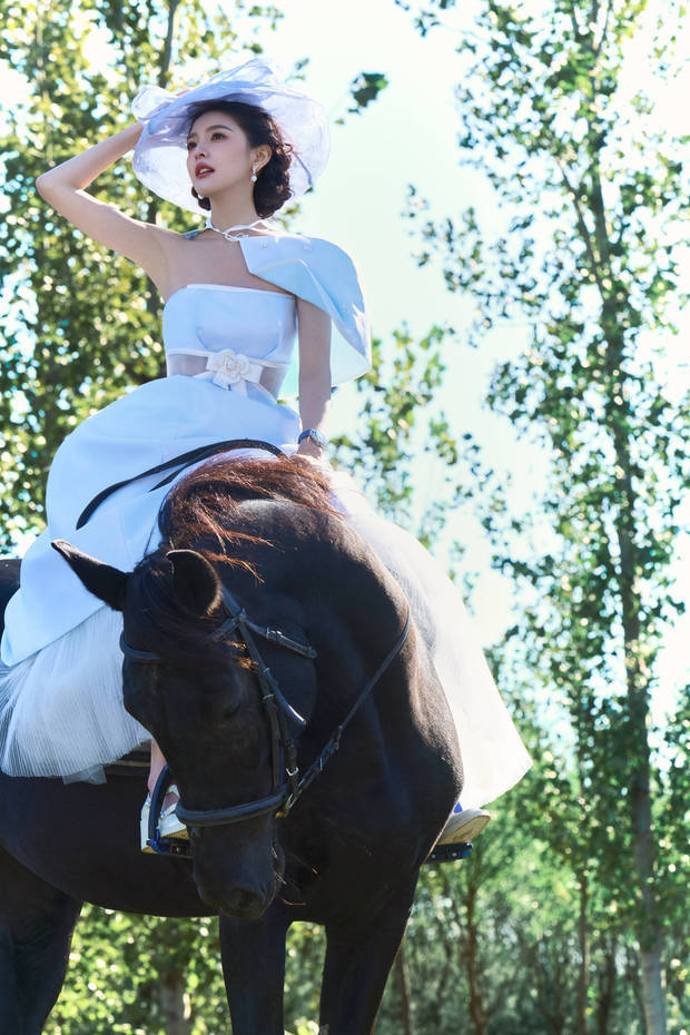 章若楠騎馬颯爽利落。
