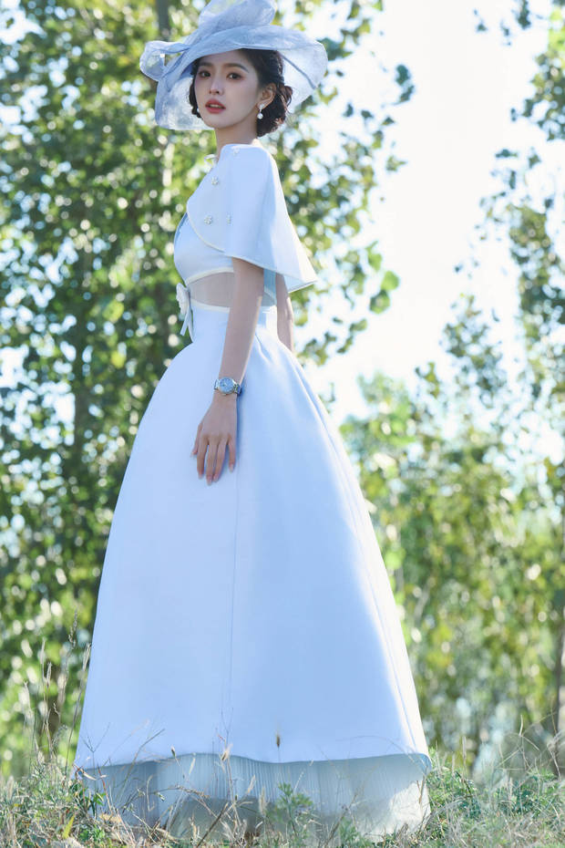 章若楠化身民國千金。