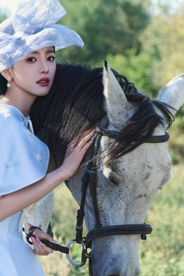 章若楠撫摸馬動作溫柔。