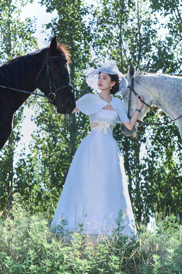 章若楠身材修長。